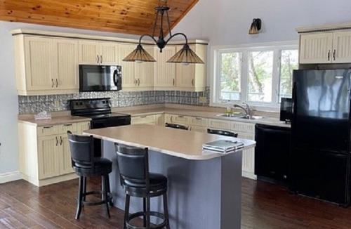 Glastonbury Cottage | Beautiful well kept Private waterfront cottage on Big Gull Lake