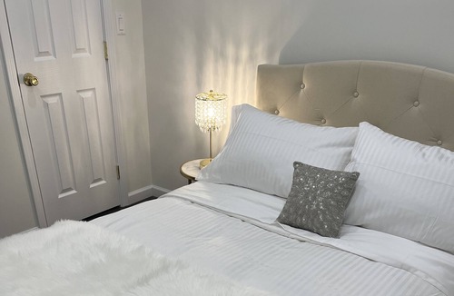 Magnolia Park Apartment | Beautiful White House in Burbank