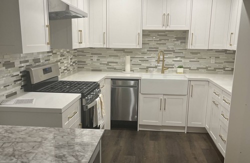Magnolia Park Apartment | Beautiful White House in Burbank