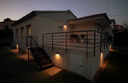 Segur de Calafell Ski Chalet | Beautiful white house next to the beach