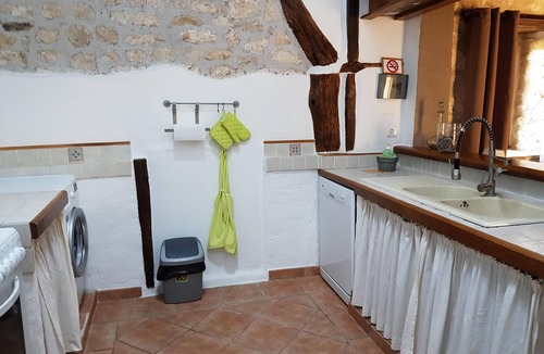 Andillac Cottage | Beautiful white stone gîte in a character house with swimming pool and spa