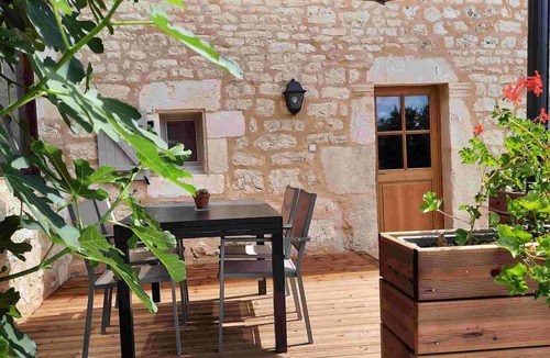 Andillac Cottage | Beautiful white stone gîte in a character house with swimming pool and spa