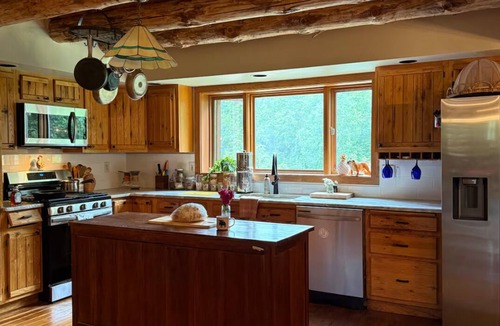 Cambridge Cabin | Beautiful Wintry Log Cabin Immersed in Nature