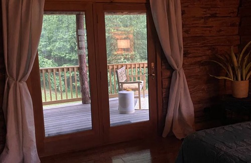 Cambridge Cabin | Beautiful Wintry Log Cabin Immersed in Nature