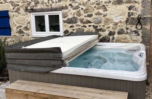 Bazens House | Beautiful wooden clad gite with many original features with hot tub