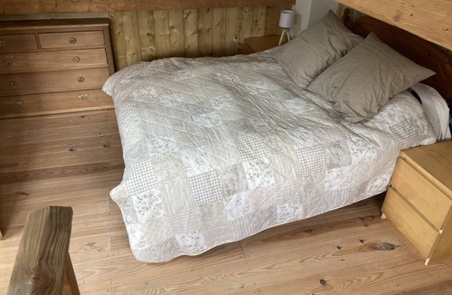 Bazens House | Beautiful wooden clad gite with many original features with hot tub