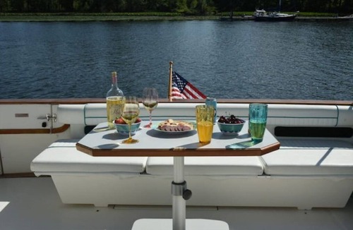 Catskill Boat Rental | Beautiful Yacht on Catskill Creek