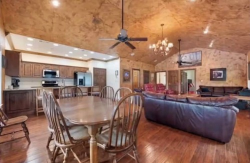 Kingsland House | Beautiful yard with TONS of waterfront!