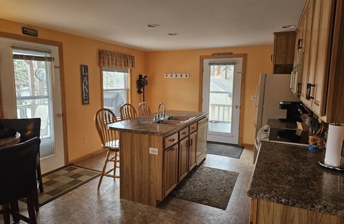 Litchfield House | Beautiful Year-Round Lakefront Home