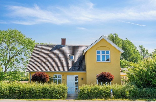 Faldsled Villa | Beautiful yellow country villa by the water