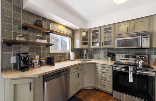 Drayton Plains House | Beautifully Updated 4BR/2BA w/Hot Tub