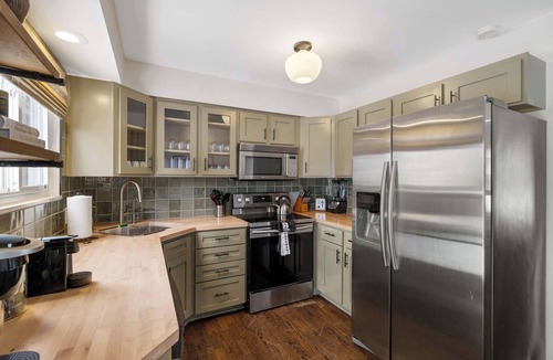 Drayton Plains House | Beautifully Updated 4BR/2BA w/Hot Tub