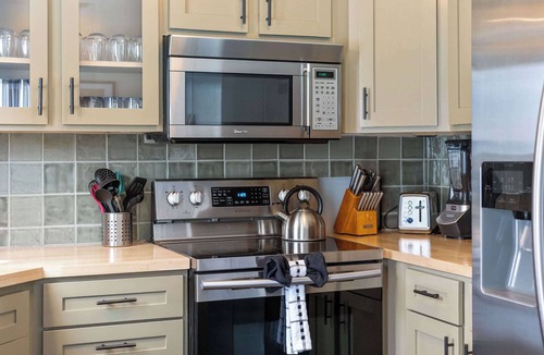 Drayton Plains House | Beautifully Updated 4BR/2BA w/Hot Tub