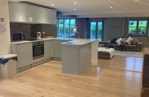 Llanfihangel Tal-y-llyn House | Beautifully appointed property at the foot of the Black Mountains.