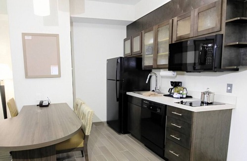 Ellendale House | Beautifully Appointed Room with Kitchen!
