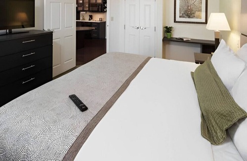 Ellendale House | Beautifully Appointed Room with Kitchen!
