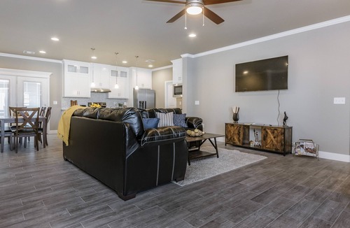 Canyon House | Beautifully Decorated New Home, King Bed, Washer/Dryer & Fully Stocked Kitchen