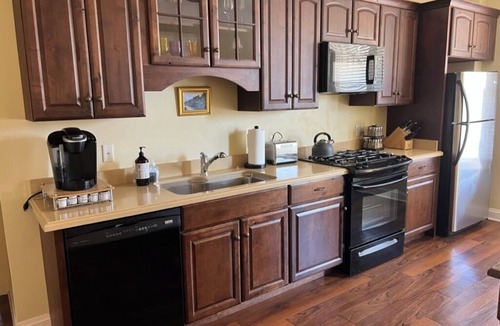 Sonoma House | Beautifully Decorated Townhouse 2 Blks From Square