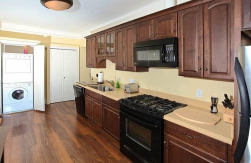 Sonoma House | Beautifully Decorated Townhouse 2 Blks From Square