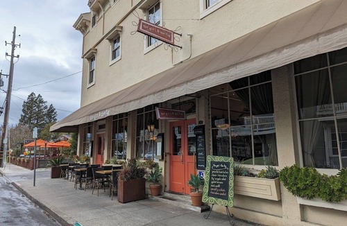 Sonoma House | Beautifully Decorated Townhouse 2 Blks From Square