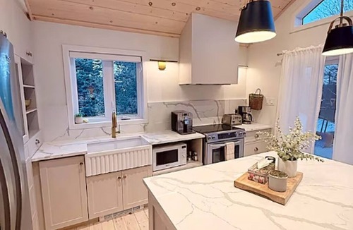 Lac-des-Plages House | Beautifully Designed Lakefront Chalet with Spa