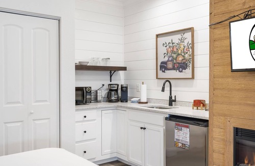 Branson Condo | Beautifully Designed Suite with Kitchenette beside Golf Course