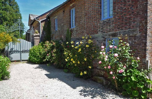 Avernes-Saint-Gourgon Cottage | Beautifully converted detached Coach House in Normandy village
