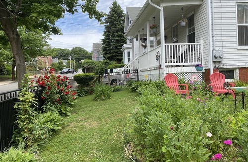 Malden House | Beautifully furnished 3 bedrooms close to Boston Apt up to 5 adults