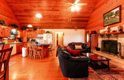Naumanns Camp Cabin | Beautifully Furnished Country Log Cabin Rental near Austin, Texas