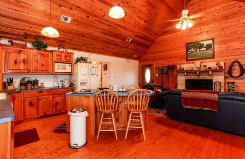 Naumanns Camp Cabin | Beautifully Furnished Country Log Cabin Rental near Austin, Texas