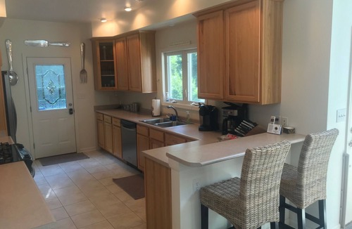 Bracey House | BEAUTIFULLY FURNISHED WATERFRONT HOME NEAR GOLF COURSE, WINERY, & DINING