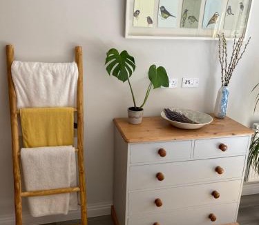 Uxbridge South Apartment | Beautifully Light Canal-side Apartment