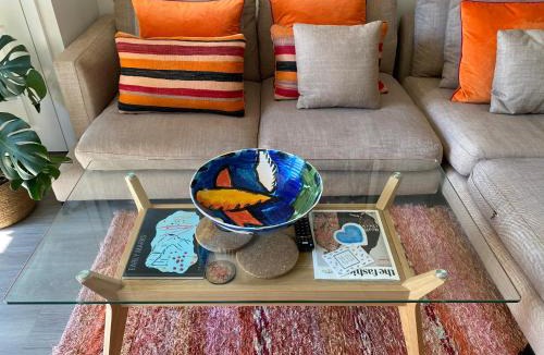 Uxbridge South Apartment | Beautifully Light Canal-side Apartment