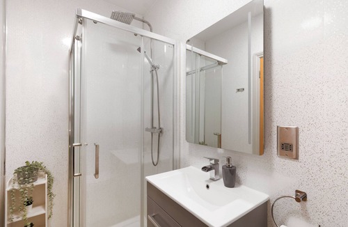 East Putney Apartment | Beautifully presented 2 Bedroom | Putney Station