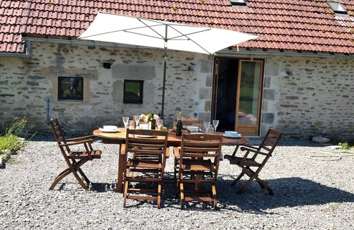Saint-Plantaire Cottage | Beautifully Renovated, French Barn, Pet Friendly with WIFI