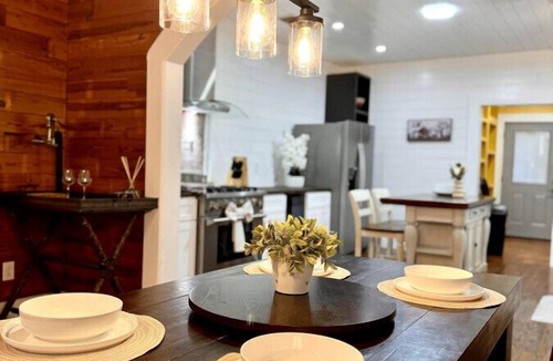 Northwest Los Angeles Heights House | Beautifully Remodeled Home – Perfect Location, Sleeps 8
