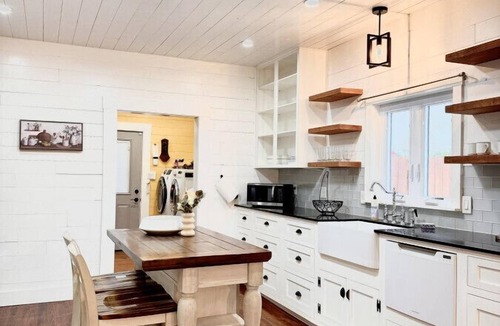 Northwest Los Angeles Heights House | Beautifully Remodeled Home – Perfect Location, Sleeps 8