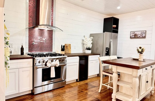Northwest Los Angeles Heights House | Beautifully Remodeled Home – Perfect Location, Sleeps 8