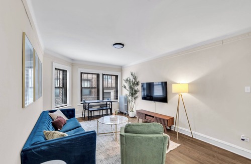 Hyde Park Apartment | Beautifully Remodeled 2B/2BA Hyde Park