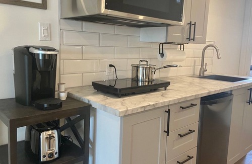 Collingwood House | Beautifully renovated Suite in Collingwood!