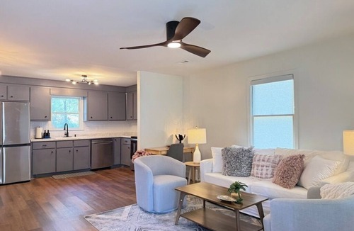 Goose Creek House | Beautifully Renovated Stylish 3 bdrm
