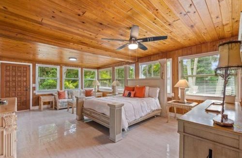 South Beach House | Beautifully Renovated 5 bedroom Vero Beach