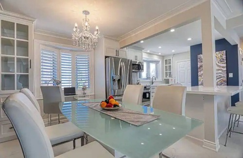 Aldershot House | Beautifully Updated Bungalow nUpper Portion