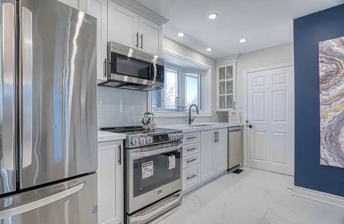 Aldershot House | Beautifully Updated Bungalow nUpper Portion