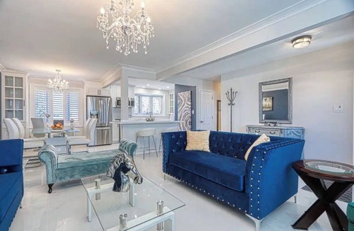 Aldershot House | Beautifully Updated Bungalow nUpper Portion