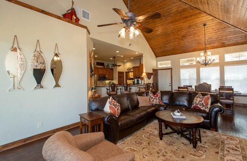 Tool House | Beautifully Updated Family Getaway on Cedar Creek Lake