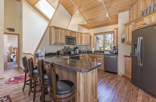 Sunriver House | Beautifully Updated Sunriver Home, Multiple Decks, Bikes, SHARC Passes, Hot Tub