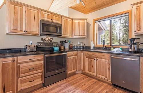Sunriver House | Beautifully Updated Sunriver Home, Multiple Decks, Bikes, SHARC Passes, Hot Tub