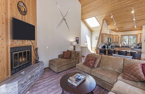 Sunriver House | Beautifully Updated Sunriver Home, Multiple Decks, Bikes, SHARC Passes, Hot Tub