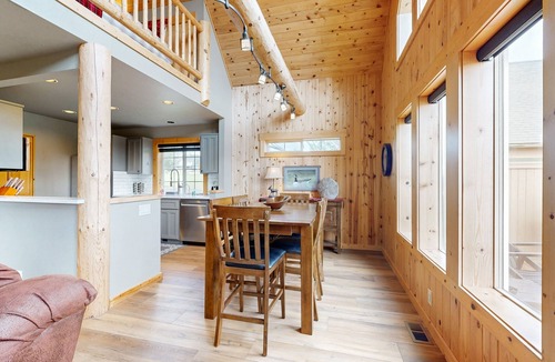 Redmond Ski Chalet | Beautifully updated, golf-course-front chalet with deck, pools, hot tubs & gyms